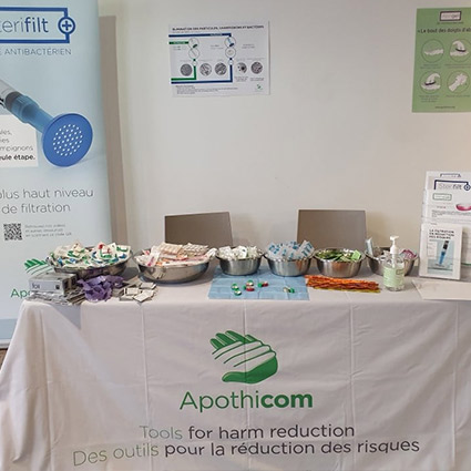 Apothicom presents Sterifilt+ during a conference on harm reduction, in 2022
